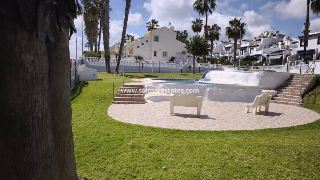 2 soveværelse Bungalow til salg i Villamartin med swimmingpool - € 229.000 (Ref: 9720444)