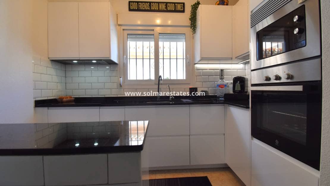 3 makuuhuone Omakotitalo myytävänä paikassa Playa Flamenca mukana uima-altaan - 249 000 € (Ref: 9720450)