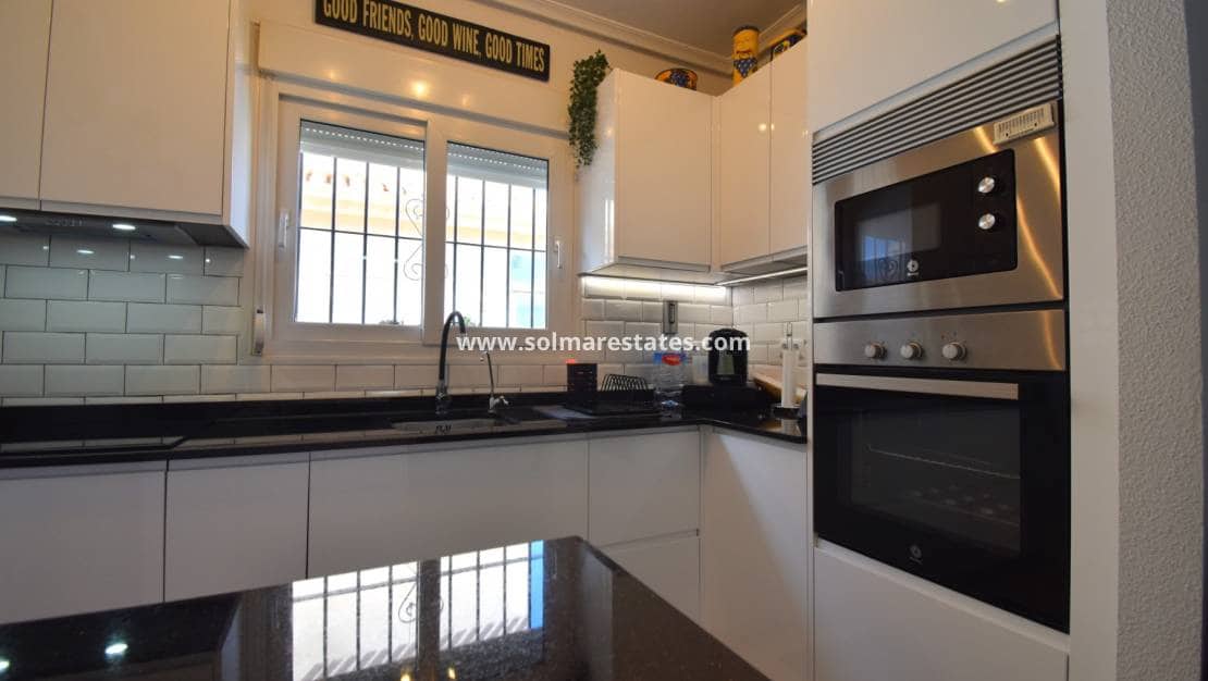 3 makuuhuone Omakotitalo myytävänä paikassa Playa Flamenca mukana uima-altaan - 249 000 € (Ref: 9720450)