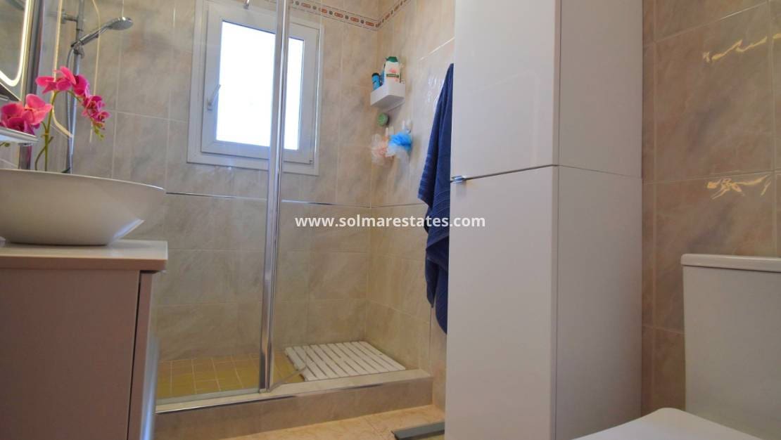 3 makuuhuone Omakotitalo myytävänä paikassa Playa Flamenca mukana uima-altaan - 249 000 € (Ref: 9720450)