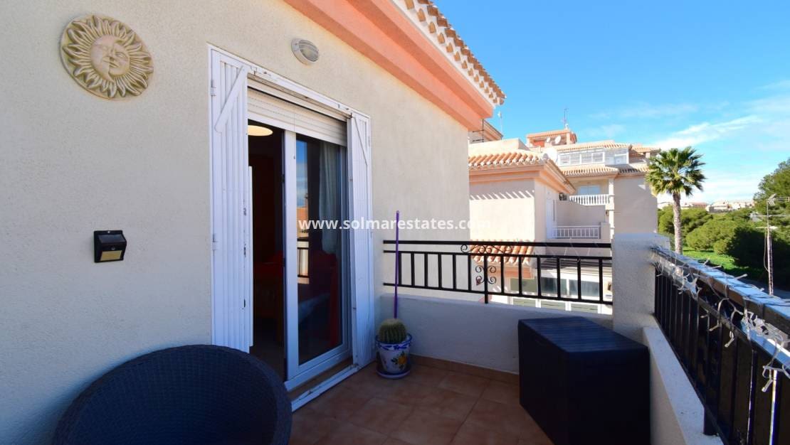 3 makuuhuone Omakotitalo myytävänä paikassa Playa Flamenca mukana uima-altaan - 249 000 € (Ref: 9720450)