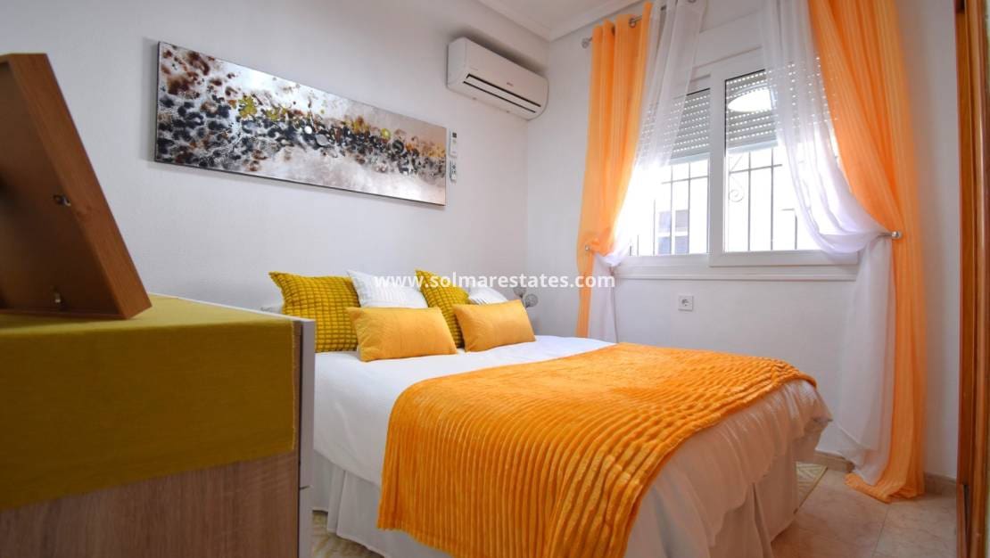 3 makuuhuone Omakotitalo myytävänä paikassa Playa Flamenca mukana uima-altaan - 249 000 € (Ref: 9720450)