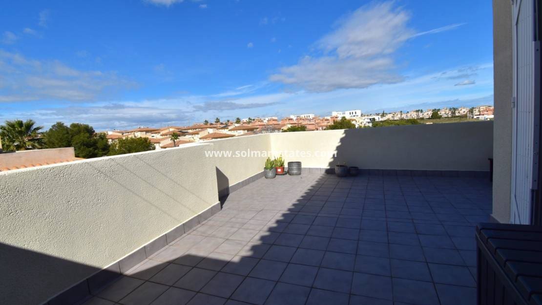 3 makuuhuone Omakotitalo myytävänä paikassa Playa Flamenca mukana uima-altaan - 249 000 € (Ref: 9720450)