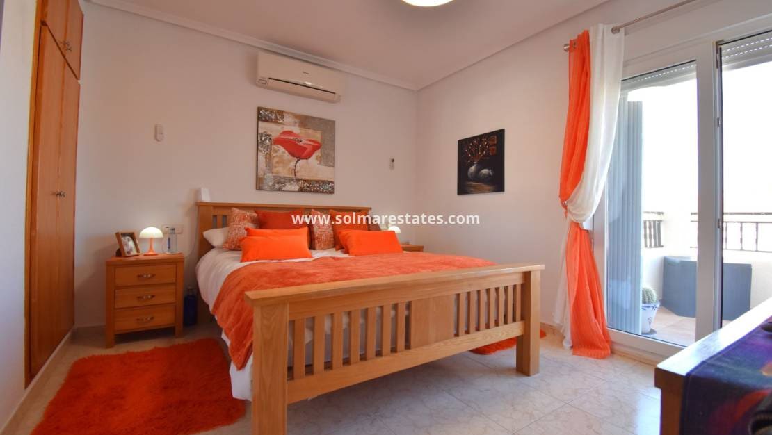 3 makuuhuone Omakotitalo myytävänä paikassa Playa Flamenca mukana uima-altaan - 249 000 € (Ref: 9720450)