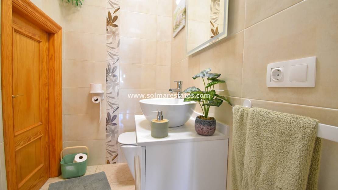 3 makuuhuone Omakotitalo myytävänä paikassa Playa Flamenca mukana uima-altaan - 249 000 € (Ref: 9720450)