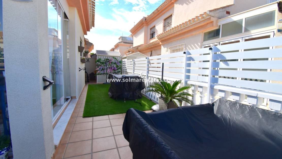 3 makuuhuone Omakotitalo myytävänä paikassa Playa Flamenca mukana uima-altaan - 249 000 € (Ref: 9720450)