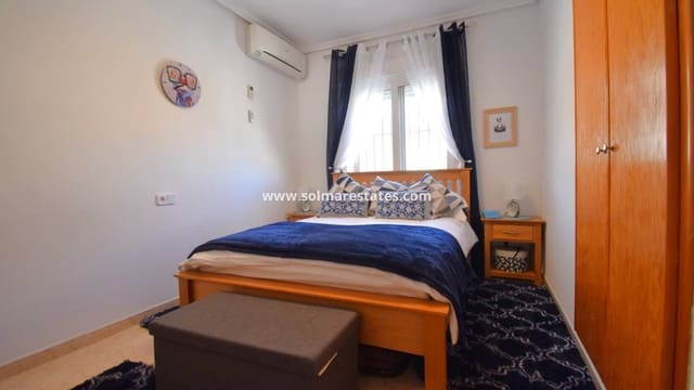 Casa de 3 habitaciones en Playa Flamenca, Orihuela en venta con piscina - 249.000 € (Ref: 9720450)