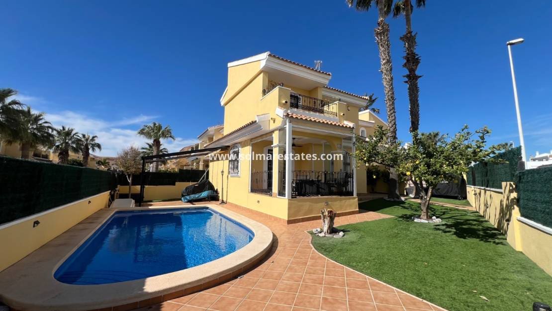 3 quarto Moradia para venda em Villamartin com piscina - 445 000 € (Ref: 9723505)