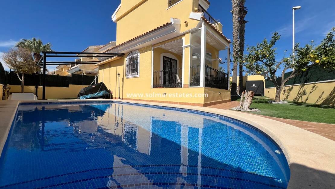 3 quarto Moradia para venda em Villamartin com piscina - 445 000 € (Ref: 9723505)