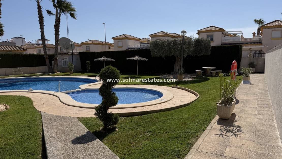 2 Zimmer Bungalow zu verkaufen in Villamartin mit Pool - 199.995 € (Ref: 9726207)