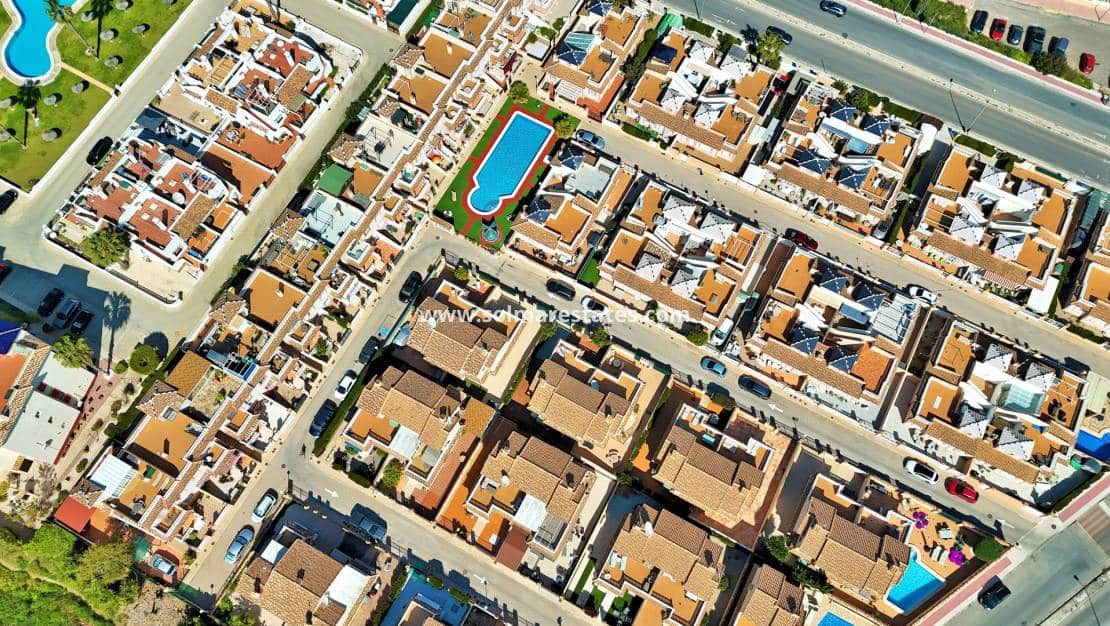 Pareado de 3 habitaciones en Playa Flamenca en venta con piscina - 249.950 € (Ref: 9727071)