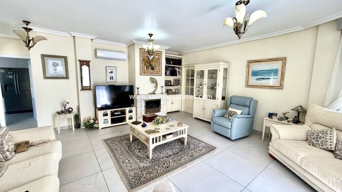 4 bedroom Villa for sale in Pinar de Campoverde with pool - € 460,000 (Ref: 9730813)