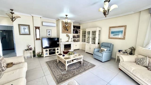 Chalet de 4 habitaciones en Pinar de Campoverde, Pilar de la Horadada en venta con piscina - 460.000 € (Ref: 9730813)