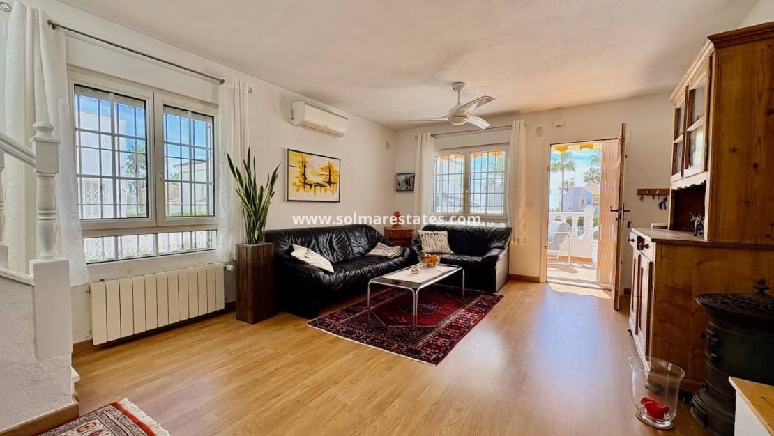 Chalet de 3 habitaciones en Villamartin en venta con piscina - 289.000 € (Ref: 9736129)