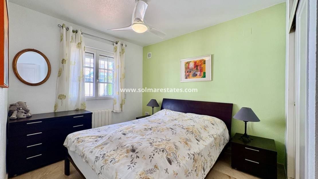 Chalet de 3 habitaciones en Villamartin en venta con piscina - 289.000 € (Ref: 9736129)