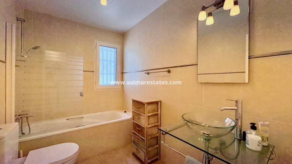 Chalet de 3 habitaciones en Villamartin en venta con piscina - 289.000 € (Ref: 9736129)