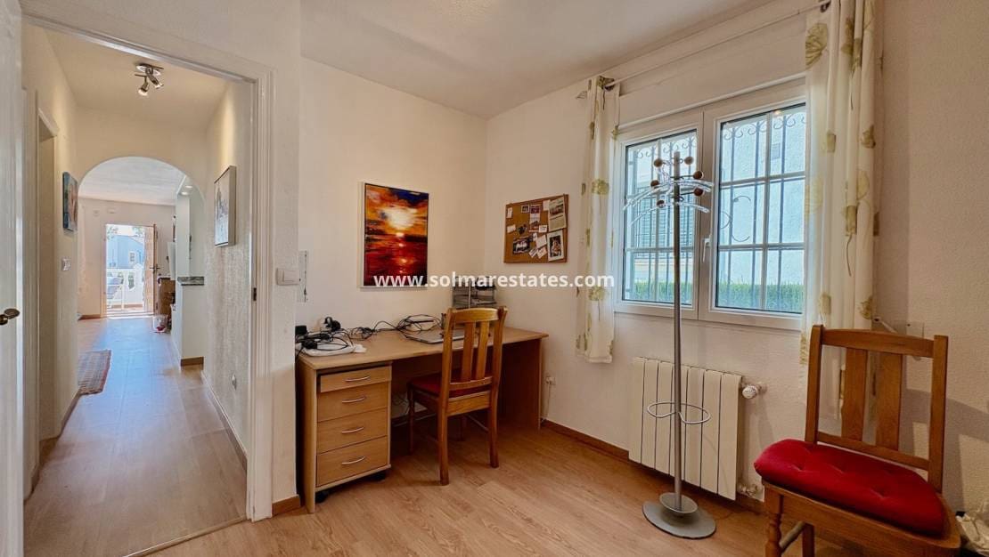 Chalet de 3 habitaciones en Villamartin en venta con piscina - 289.000 € (Ref: 9736129)