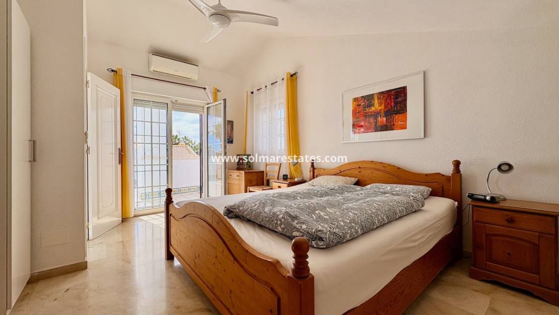 Chalet de 3 habitaciones en Villamartin en venta con piscina - 289.000 € (Ref: 9736129)