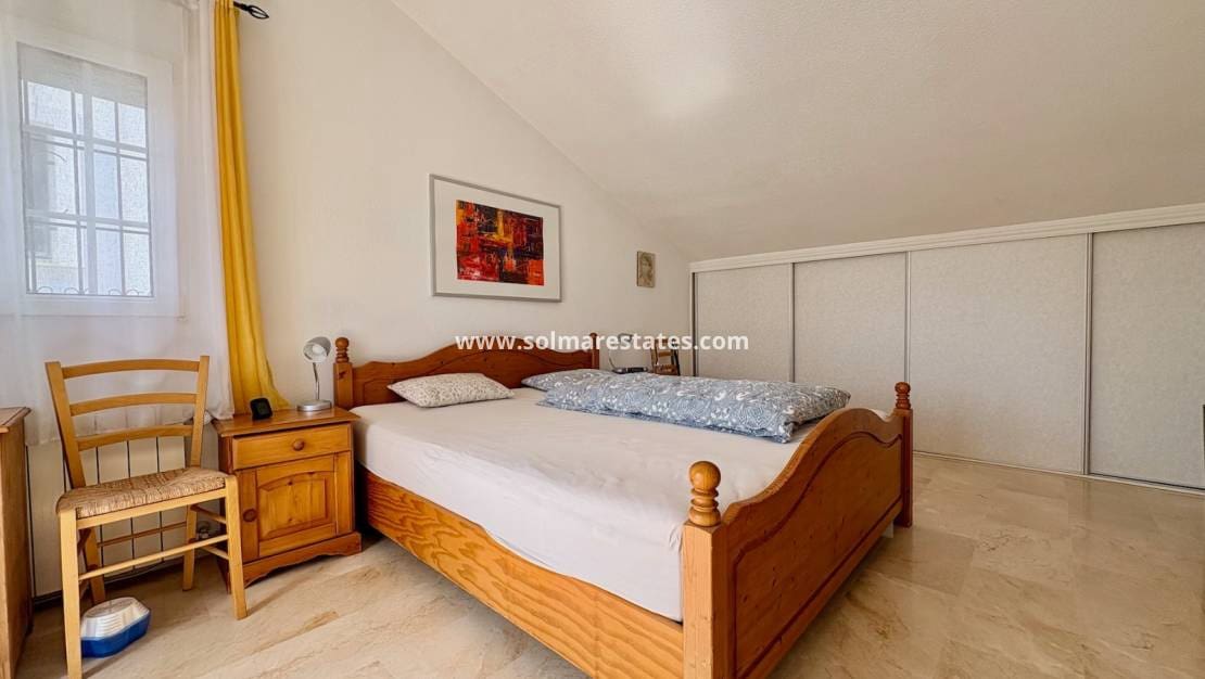 Chalet de 3 habitaciones en Villamartin en venta con piscina - 289.000 € (Ref: 9736129)