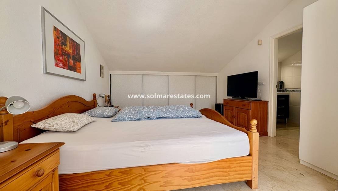 Chalet de 3 habitaciones en Villamartin en venta con piscina - 289.000 € (Ref: 9736129)