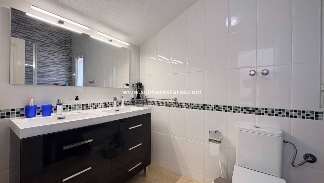 Chalet de 3 habitaciones en Villamartin en venta con piscina - 289.000 € (Ref: 9736129)