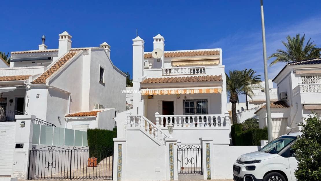 Chalet de 3 habitaciones en Villamartin en venta con piscina - 289.000 € (Ref: 9736129)