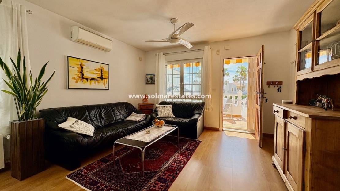 Chalet de 3 habitaciones en Villamartin en venta con piscina - 289.000 € (Ref: 9736129)