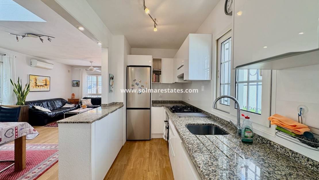 Chalet de 3 habitaciones en Villamartin en venta con piscina - 289.000 € (Ref: 9736129)