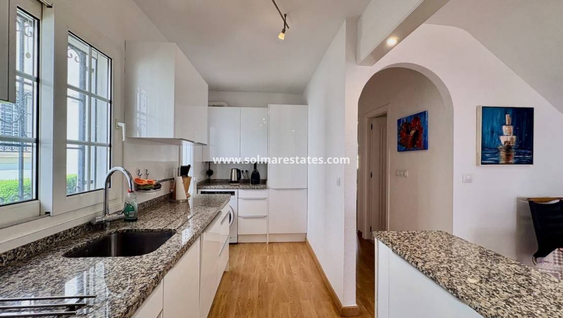 Chalet de 3 habitaciones en Villamartin en venta con piscina - 289.000 € (Ref: 9736129)