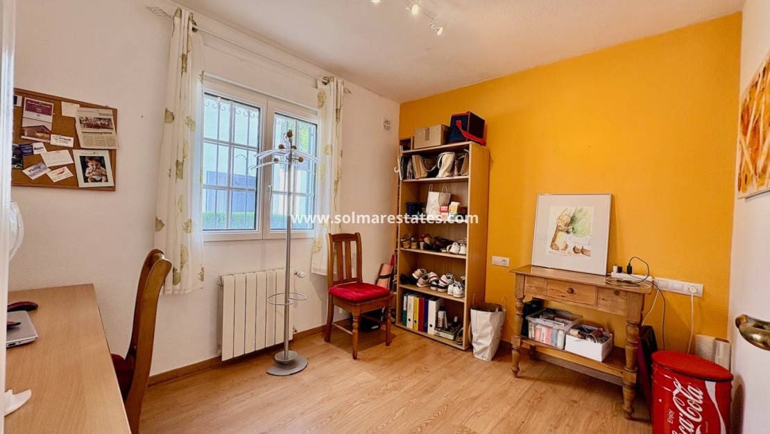 Chalet de 3 habitaciones en Villamartin en venta con piscina - 289.000 € (Ref: 9736129)