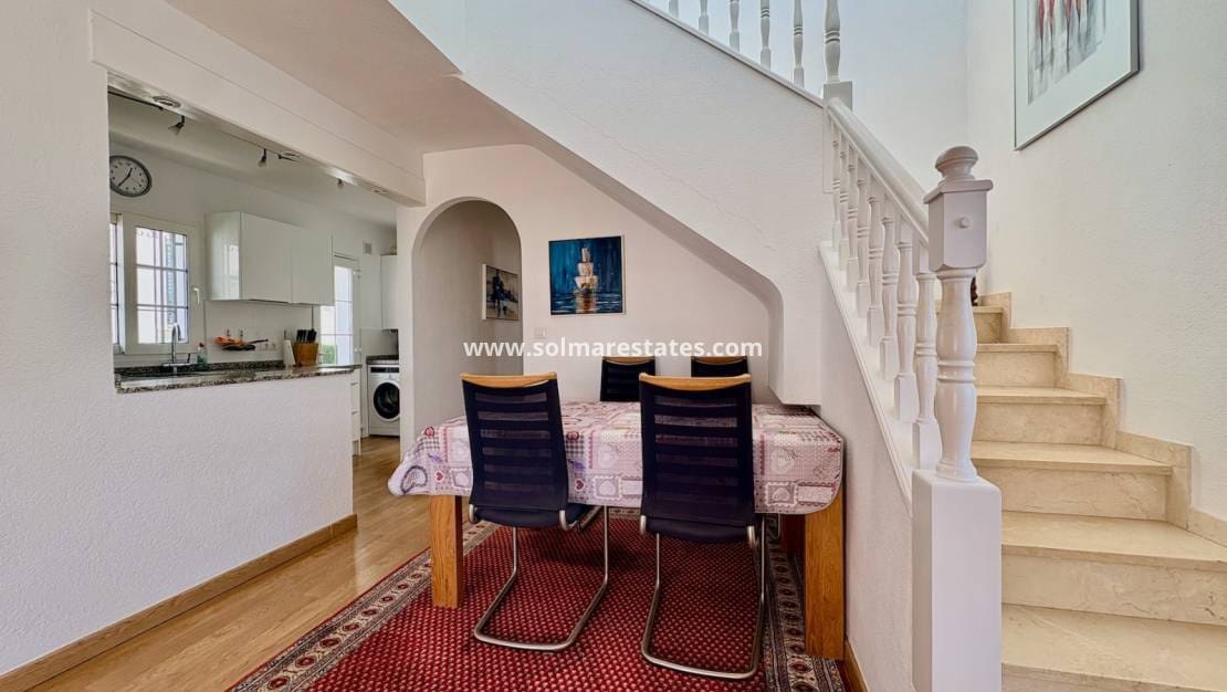 Chalet de 3 habitaciones en Villamartin en venta con piscina - 289.000 € (Ref: 9736129)