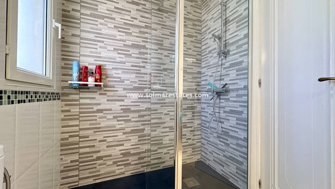 Chalet de 3 habitaciones en Villamartin en venta con piscina - 289.000 € (Ref: 9736129)