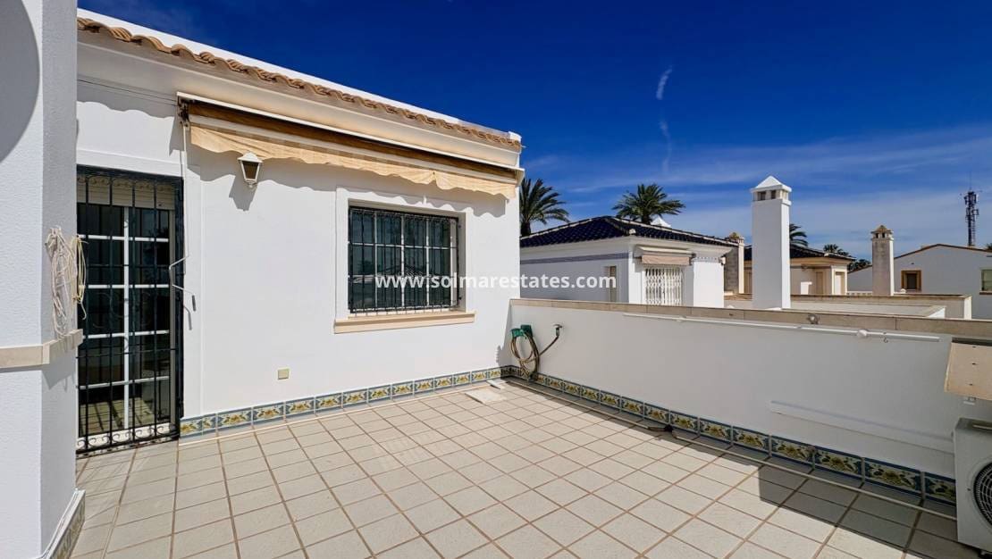 Chalet de 3 habitaciones en Villamartin en venta con piscina - 289.000 € (Ref: 9736129)