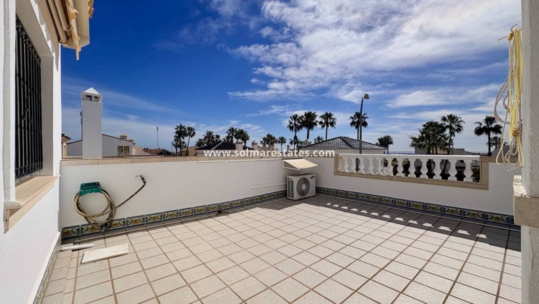 Chalet de 3 habitaciones en Villamartin en venta con piscina - 289.000 € (Ref: 9736129)