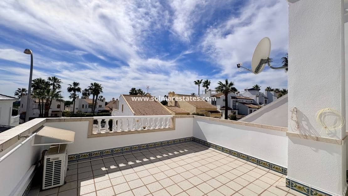 Chalet de 3 habitaciones en Villamartin en venta con piscina - 289.000 € (Ref: 9736129)