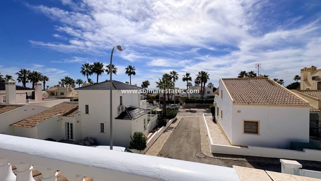 Chalet de 3 habitaciones en Villamartin en venta con piscina - 289.000 € (Ref: 9736129)