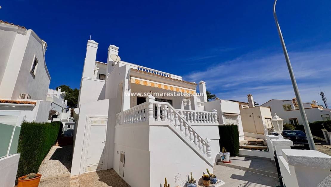 Chalet de 3 habitaciones en Villamartin en venta con piscina - 289.000 € (Ref: 9736129)