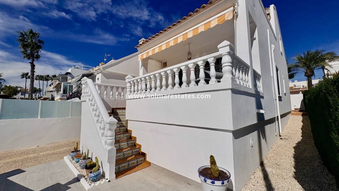 Chalet de 3 habitaciones en Villamartin en venta con piscina - 289.000 € (Ref: 9736129)