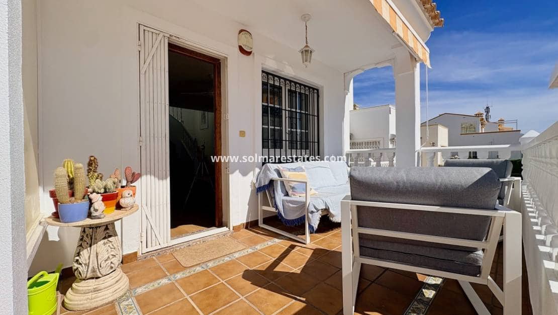 Chalet de 3 habitaciones en Villamartin en venta con piscina - 289.000 € (Ref: 9736129)