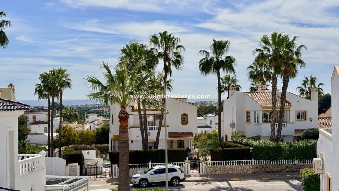 Chalet de 3 habitaciones en Villamartin en venta con piscina - 289.000 € (Ref: 9736129)