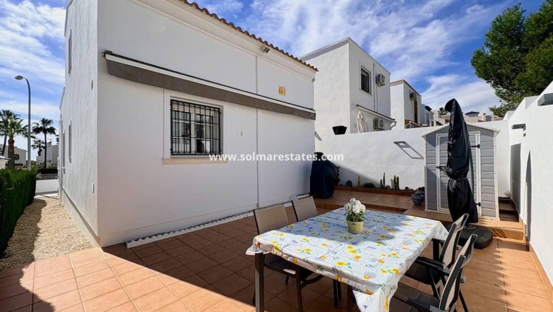 Chalet de 3 habitaciones en Villamartin en venta con piscina - 289.000 € (Ref: 9736129)