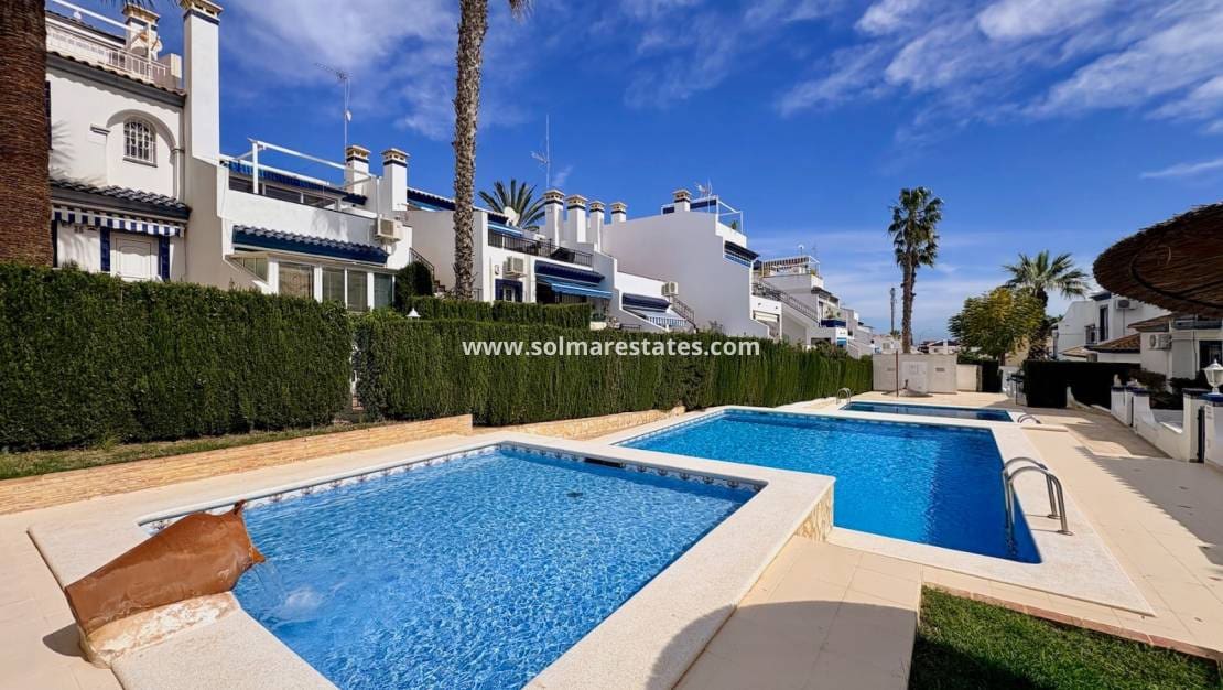 Chalet de 3 habitaciones en Villamartin en venta con piscina - 289.000 € (Ref: 9736129)