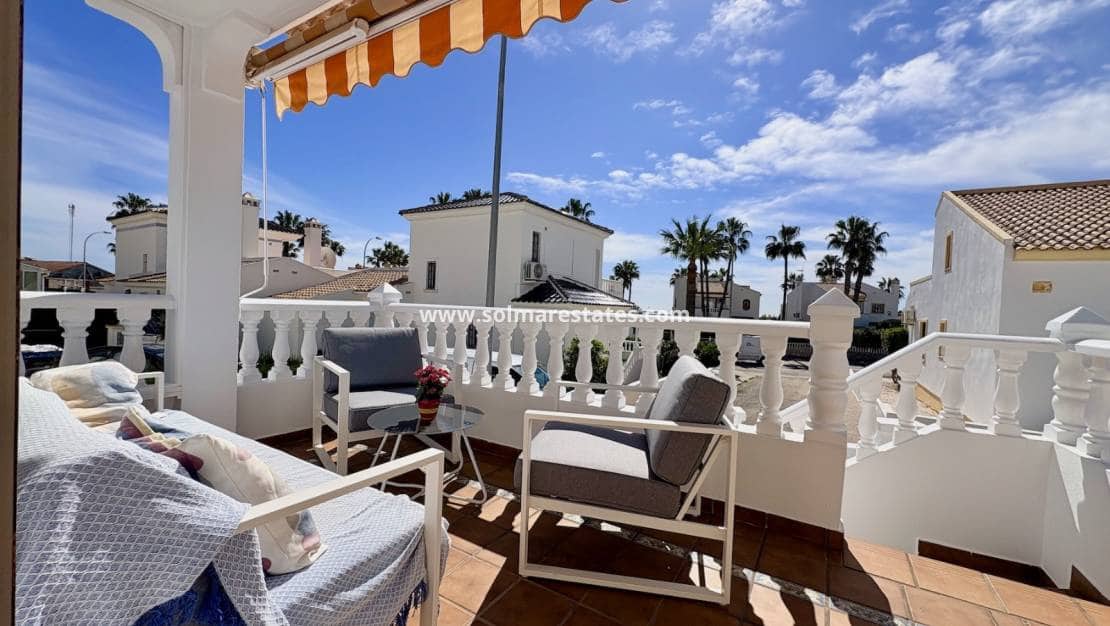 Chalet de 3 habitaciones en Villamartin en venta con piscina - 289.000 € (Ref: 9736129)