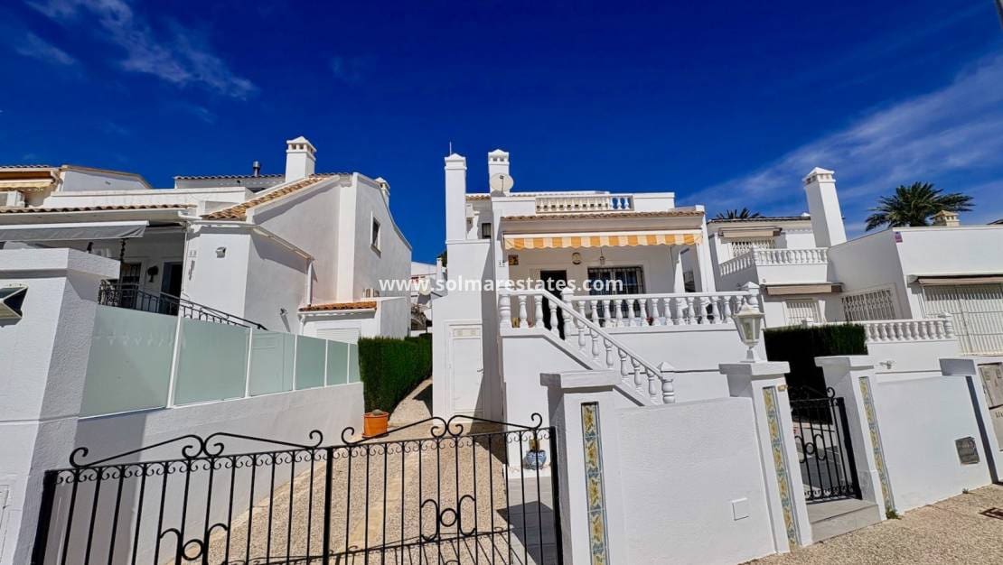 Chalet de 3 habitaciones en Villamartin en venta con piscina - 289.000 € (Ref: 9736129)