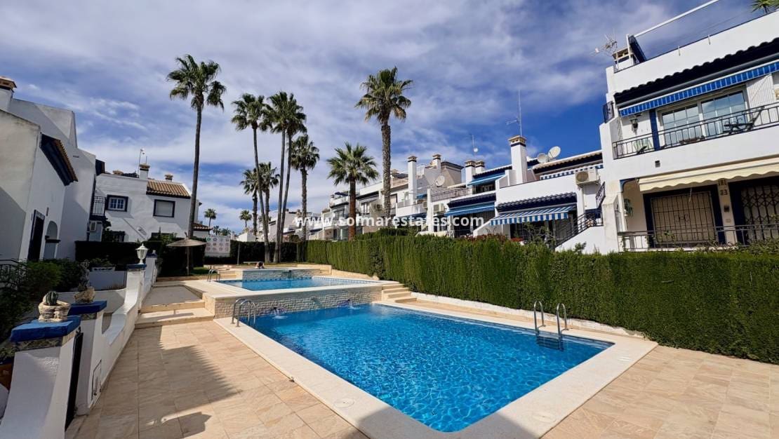 Chalet de 3 habitaciones en Villamartin en venta con piscina - 289.000 € (Ref: 9736129)