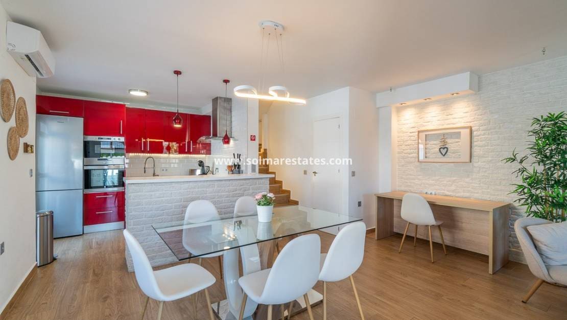 2 slaapkamer Rijtjeshuis te koop in Torrevieja met zwembad - € 209.900 (Ref: 9736134)