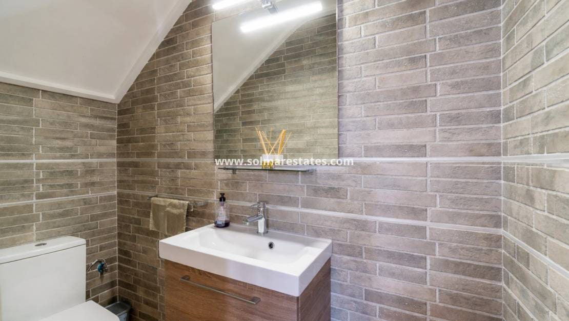 2 slaapkamer Rijtjeshuis te koop in Torrevieja met zwembad - € 209.900 (Ref: 9736134)