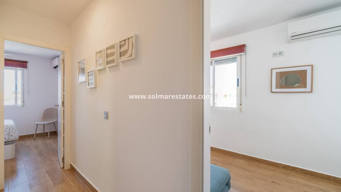 2 slaapkamer Rijtjeshuis te koop in Torrevieja met zwembad - € 209.900 (Ref: 9736134)