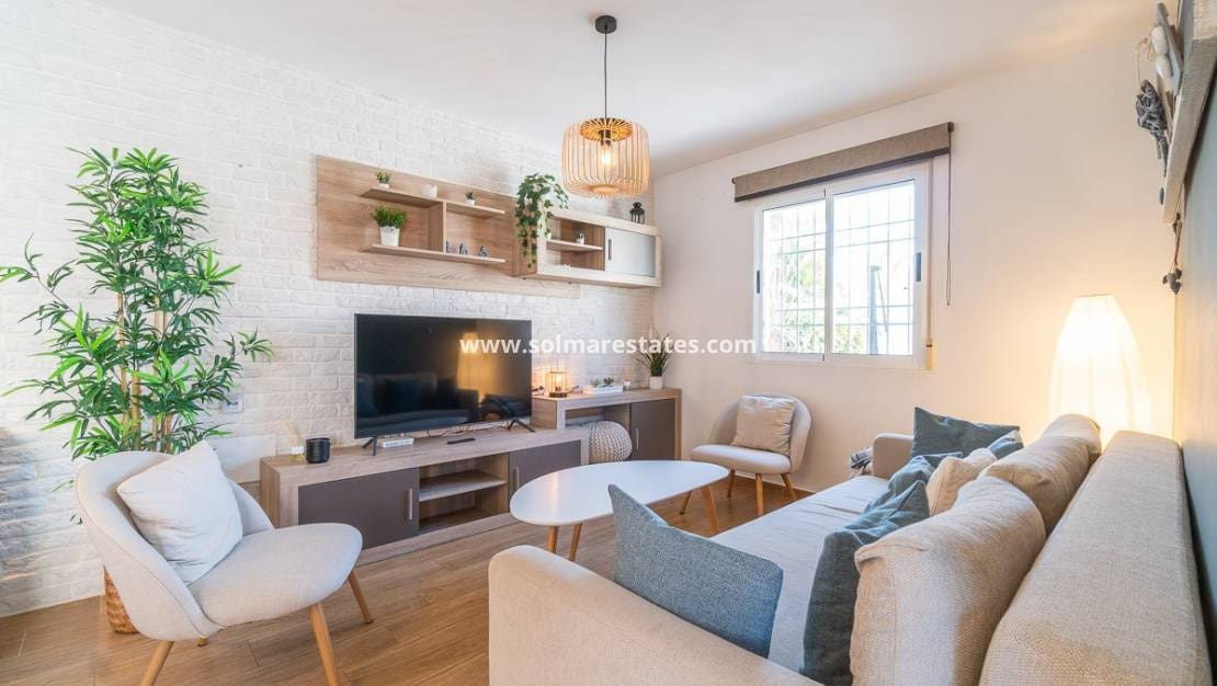 2 slaapkamer Rijtjeshuis te koop in Torrevieja met zwembad - € 209.900 (Ref: 9736134)