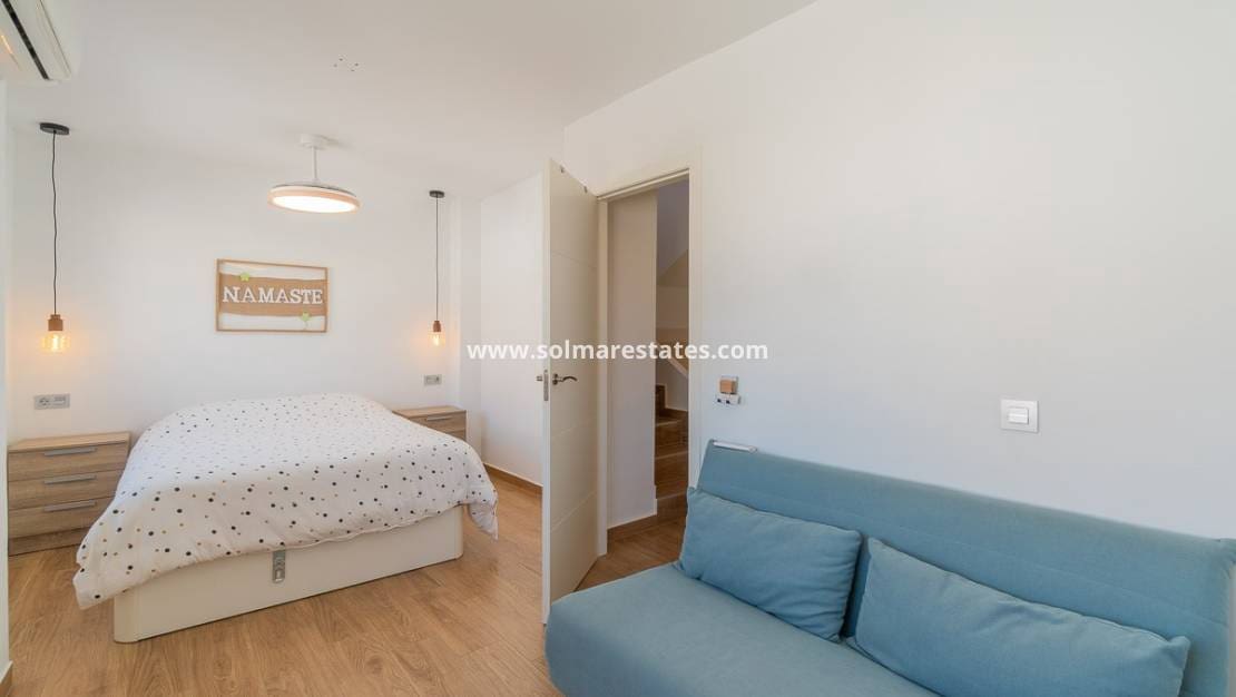 2 slaapkamer Rijtjeshuis te koop in Torrevieja met zwembad - € 209.900 (Ref: 9736134)